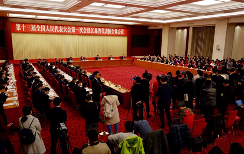 肖伟代表在审议政府工作报告时作交流发言：创新动能，勇开新局，推进新时代国药高质量发展